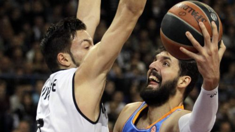 Divus punktus cenšas gūt Nikola Mirotičs no "Real"
Foto:AP/Scanpix