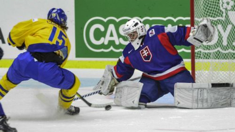 Sebastjans Kolberjs cenšas pārspēt slovāku vārtsargu Ričardu Sibolu
Foto:AFP/Scanpix