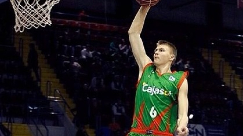 Kristapa Porziņģa pārliecinošais sniegums šodien ļāva ''Cajasol'' izcīnīt pārsteidzošu uzvaru izbraukumā. Foto: acb.com