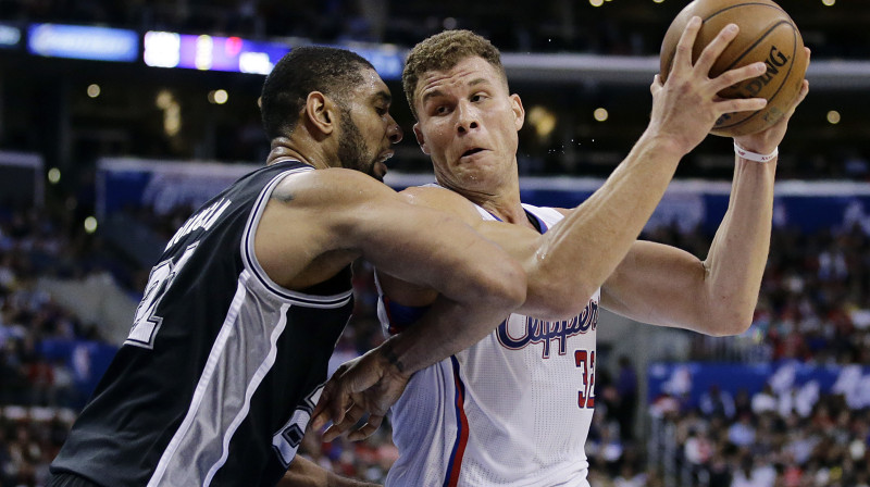 Tims Dankans aizsardzībā mēģina apturēt Bleiku Grifinu
Foto: AP/Scanpix