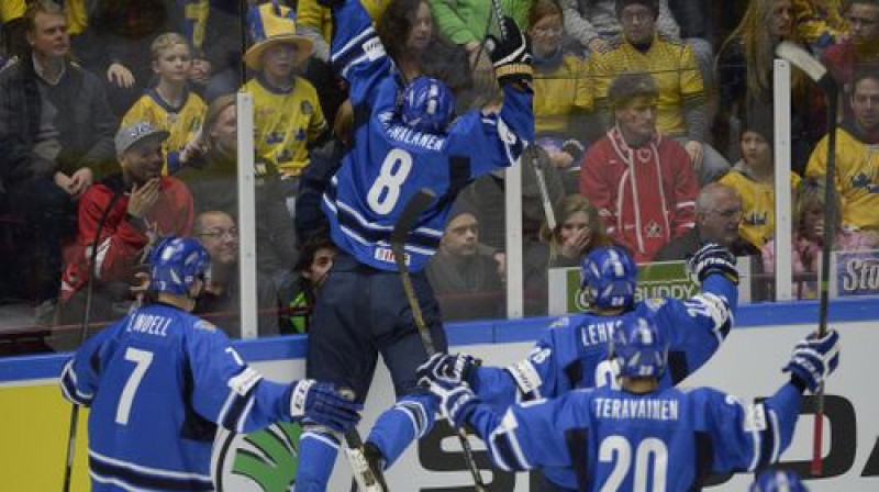 Somijas jaunie hokejisti priecājas par panākumu
Foto:AP/Scanpix