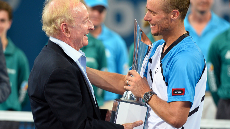 Leitons Hjuits trofeju saņēma no Austrālijas leģendas Roda Leivera
Foto: AFP/Scanpix
