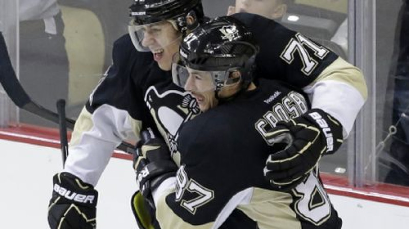 Sidnijs Krosbijs (pa labi) var priecāties - Jevgeņijs Malkins ir atpakaļ ierindā
Foto:AP/Scanpix