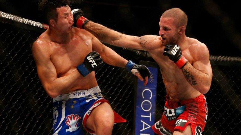 Tareks Safedins (no labās) cīņā ar Hjunu Gjū Limu
Foto: ufc.com