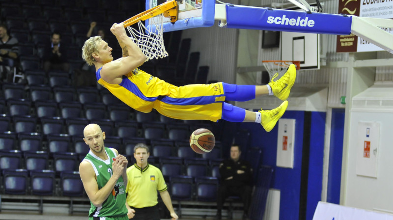 FIBA Izaicinājuma kausa regulārajā sezonā Jānim Timmam pavisam maz pietrūka līdz vidēji "double-double" mačā - 12,3 punkti, 9,8 bumbas.
Foto:Ģirts Staris, ventasbalss.lv