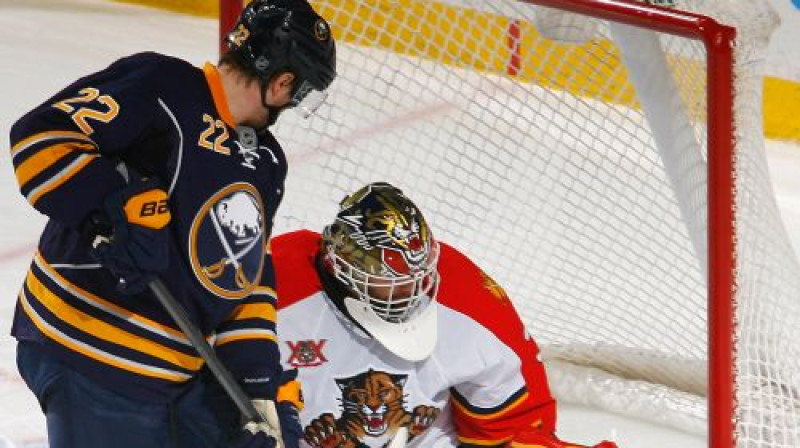 Jūhans Lāšons cenšas iedabūt ripu Tima Tomasa sargātajos vārtos
Foto:AFP/Scanpix