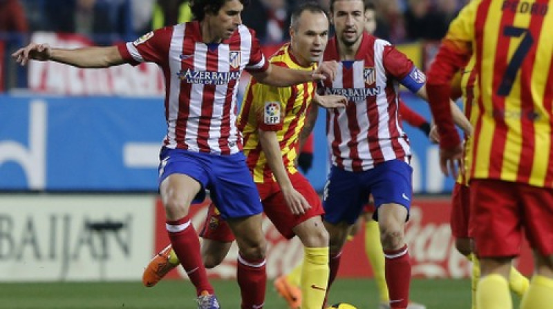 Andress Injesta Madrides "Atletico" spēlētāju ielenkumā
Foto: AFP/Scanpix