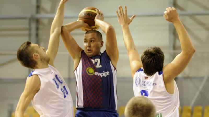 Edgars Krūmiņš ar bumbu
Foto: Romāns Kokšarovs, Sporta Avīze, f64