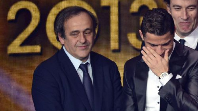 Mišels Platini blakus "Ballon d`Or" ieguvējam Krištianu Ronaldu
Foto:AFP/Scanpix