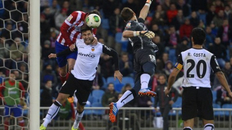 Vārtsargs kļūdās, un Djego Godins augstā lēcienā gūst vārtus
Foto: AFP/Scanpix