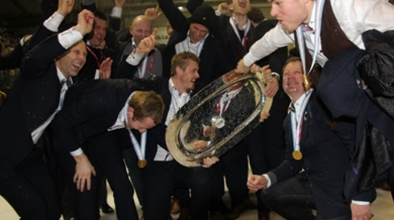 Stavangeras "Oilers" priecājas par Kontinentālo kausu. Stavangeras "Oilers", protams, nav Edmontonas "Oilers", bet Kontinentālais kauss nav Stenlija kauss, taču Stanavgeras komanda, kā...