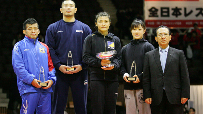 Kaori Ičo (centrā) pēc uzvaras decembra turnīrā 
Foto: japan-wrestling.jp