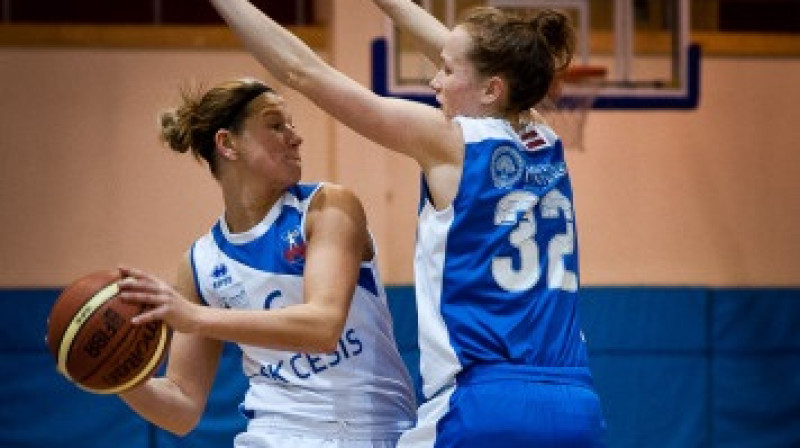 Eva Pavlovska (#32) aizsardzībā pret Lieni Priedi (#6)
Foto: Zigismunds Zālmanis