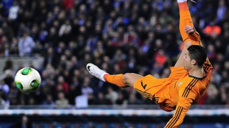 Krištianu Ronaldu izmēģināja akrobātisku sitienu, šoreiz nekā
Foto: AFP/Scanpix