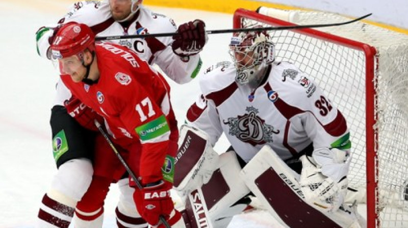 Cīņa "Dinamo" vārtu priekšā
Foto: hcvitjaz.ru