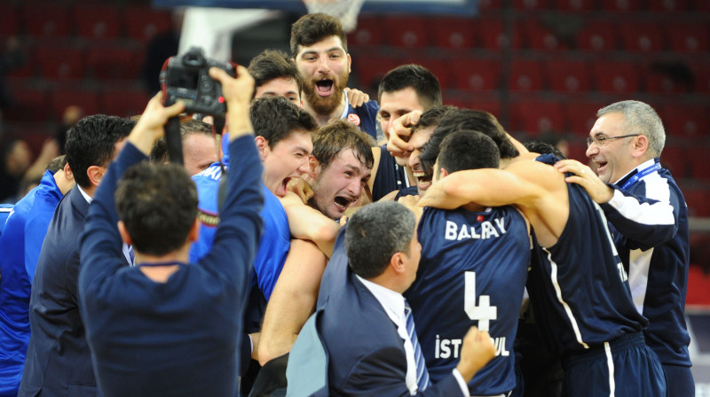 "Anadolu Efes" pēc neticamās uzvaras Stambulā 
Foto: AFP/Scanpix