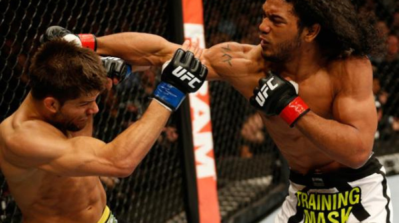 Bensons Hendersons (no labās) cīņā ar Džošu Tomsonu
Foto: sherdog.com