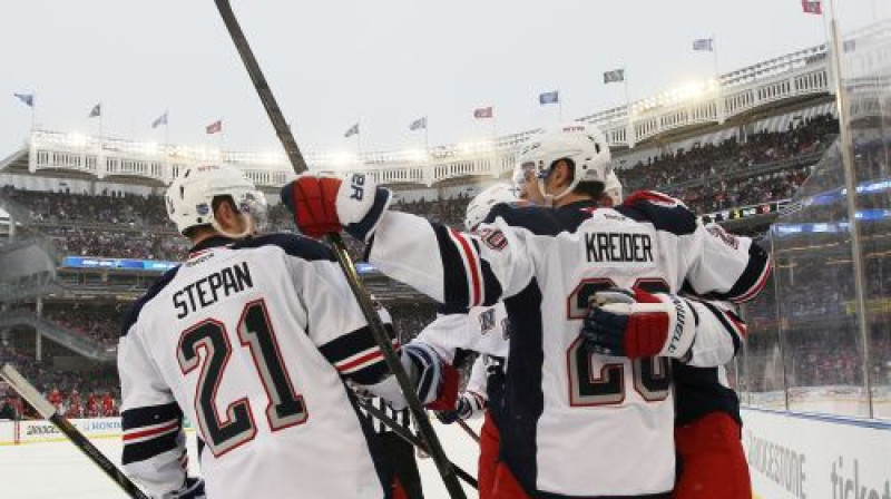 Dereks Stepans un Kriss Kraiders atzīmē Rika Neša vārtus, kuri bija Ņujorkas "Rangers" ceturtie otrajā trešdaļā
Foto: AFP/Scanpix