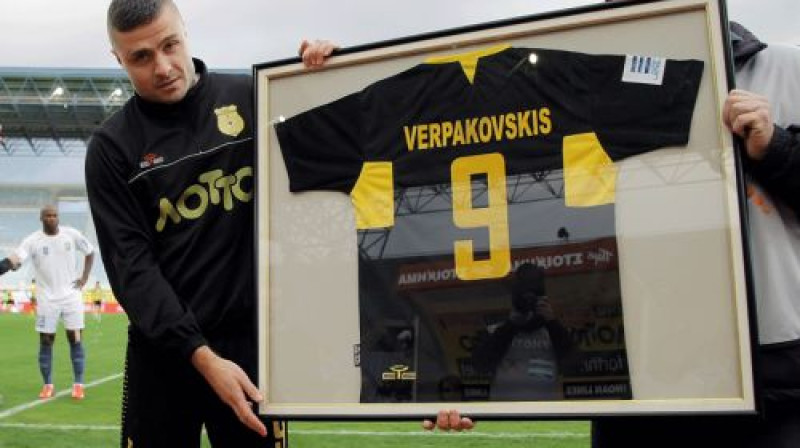 Māris Verpakovskis ar "Ergotelis" dāvāto piemiņas kreklu
Foto:sentragoal.gr