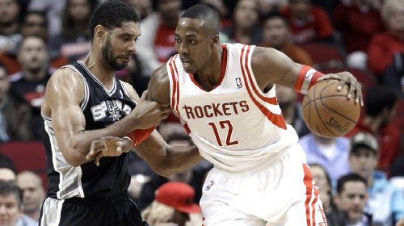 Tims Dankans cenšas apturēt Dvaitu Hovardu
Foto:AP/Scanpix