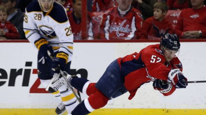 Zemgus Girgensons un uzvaras vārtu autors Maiks Grīns
Foto:AP/Scanpix