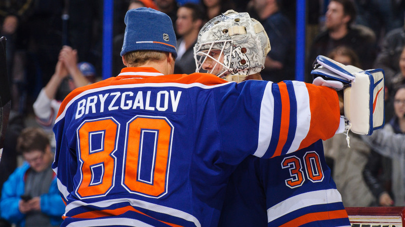 "Oilers" vārtsargs Iļja Brizgalovs apsveic Benu Skrivensu pēc neticamā snieguma mačā pret "Sharks" 
Foto: AP/Scanpix