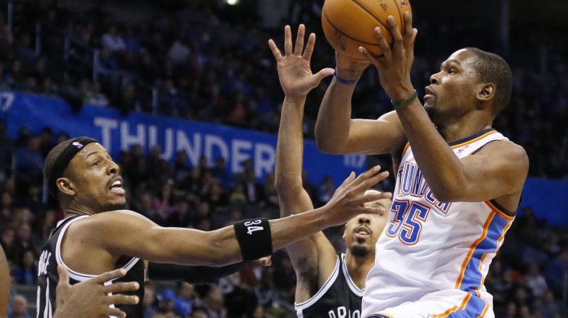 "Nets" uzbrucējs Pols Pīrss aizsardzībā mēģina apturēt Kevinu Durentu
Foto: AP/Scanpix