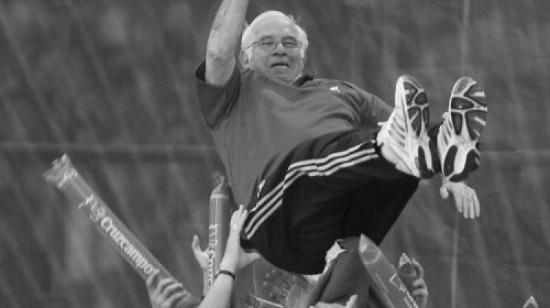 Luiss Aragoness savā futbola karjeras spilgtākajā brīdī - Spānijas futbolisti pacēluši gaisā savu treneri pēc uzvaras EURO 2008
Foto:AP/Scanpix