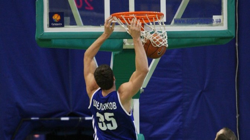 Andrejs Šeļakovs triec bumbu grozā no augšas
Foto: budivelnyk.ua