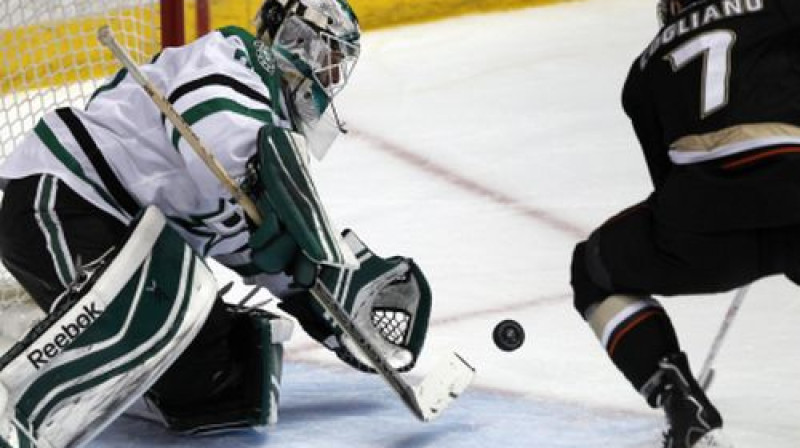 "Stars" vārtsargs Dens Eliss kontrolē notikumus mačā pret "Ducks"
Foto:AP/Scanpix