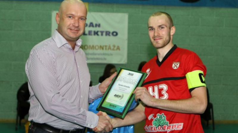 Mēneša labākā spēlētāja balvu Sandrim Virsnītim pasniedz LFS prezidents Ilvis Pētersons
Foto: Ritvars Raits, floorball.lv