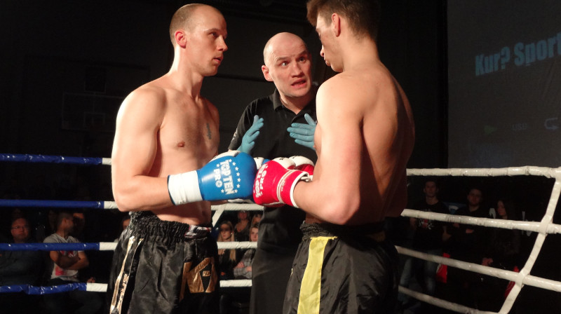 Mareks Lavrinovičs (no kreisās) pirms cīņas ar Ķēstuti Kavaļausku
Foto: tmfight.com