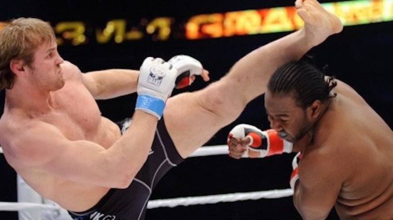 Konstantīns Gluhovs cīņā pret Keniju Gārneru. 
Foto: mixfight.ru
