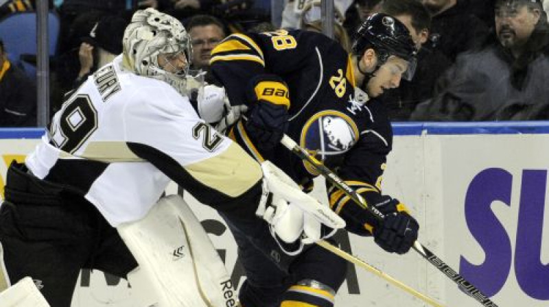 Pitsburgas vārtsargs Marks Andrē Flerī aiz vārtiem cīnās ar Zemgu Girgensonu
Foto:AP/Scanpix