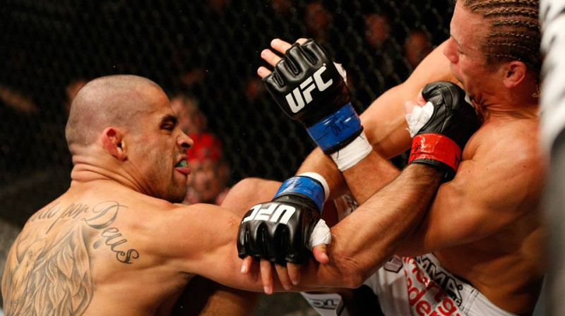 Renans Barao (no kreisās) cīņā ar Uraiju Feiberu
Foto: ufc.com