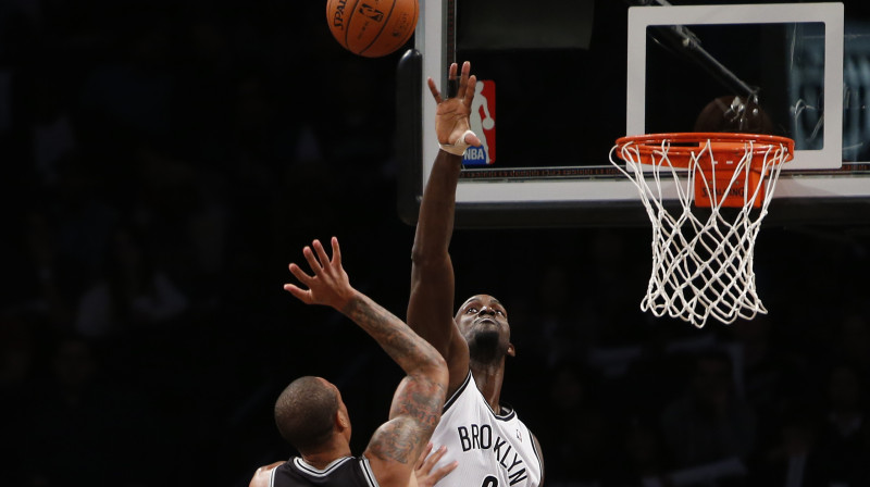 Kevins Gārnets sūta "Spurs" aizsargu Šenonu Braunu mājās
Foto: AFP/Scanpix