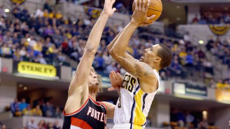 Džordžs Hils cenšas uzlauzt "Trail Blazers" aizsardzību
Foto:AFP/Scanpix