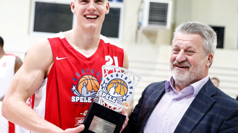 Aldaris LBL Zvaigžņu spēles vērtīgākais spēlētājs Kristaps Dārgais un sarīkojuma namatēvs Jēkabpils domes priekšsēdētājs Leonīds Salcēvičs.
Foto: Mikus Kļaviņš