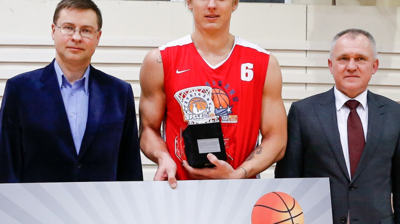 Aldaris LBL Zvaigžņu spēles Nike slam dunk konkursa uzvarētājs Jānis Timma balvu saņēma no ekspremjera Valda Dombrovska un LBS prezidenta Valda Voina rokām.
Foto: Mikus Kļaviņš