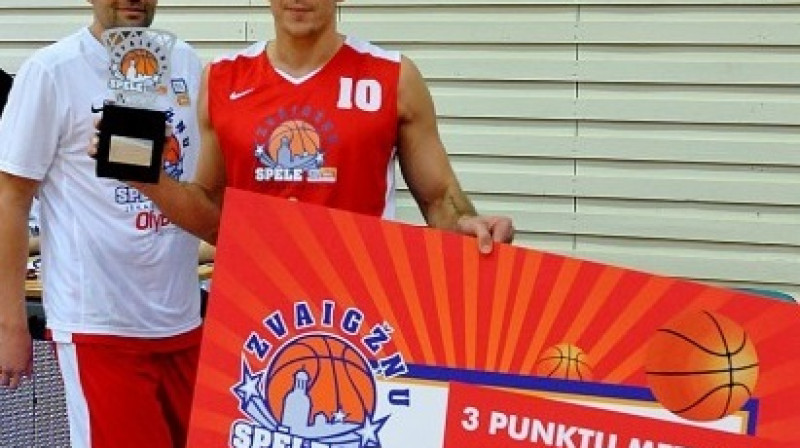 Tālmetienu karaļi: Sandis Valters un Kristaps Janičenoks Jēkabpilī
Foto: Romualds Vambuts