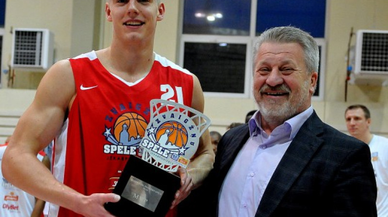 2014. gada LBL Zvaigžņu spēles vērtīgākais spēlētājs Kristaps Dārgais un Jēkabpils mērs Leonīds Salcevičs
Foto: Romualds Vambuts