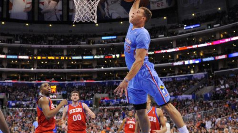 Bleiks Grifins triec bumbu grozā, un "76ers" basketbolisti šim notikumam patraucēt nespēj
Foto:AP/Scanpix