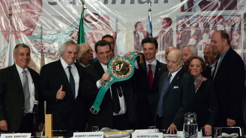 Maurisio Suleimans (centrā ar jostu)
Foto: FightNews