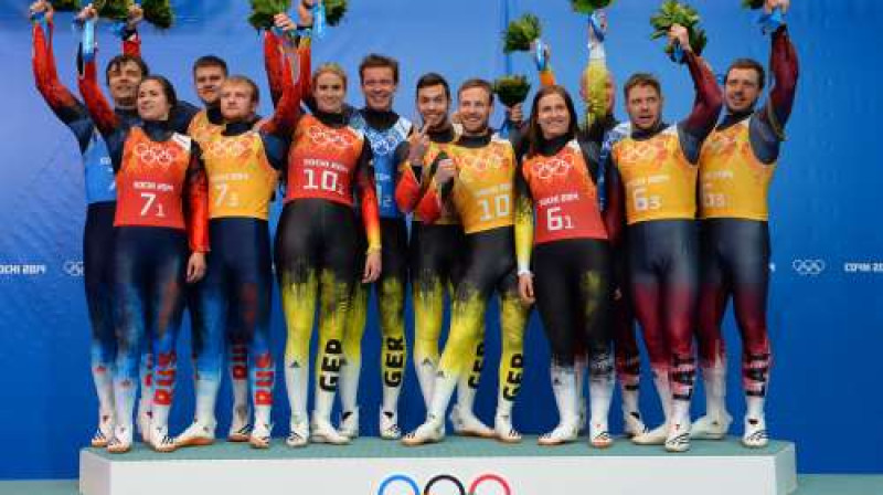 Kamaniņu braukšanas komandu sacensību laureāti - Vācijai 7. zelts, Latvijai 2. medaļa
Foto: AFP/Scanpix
