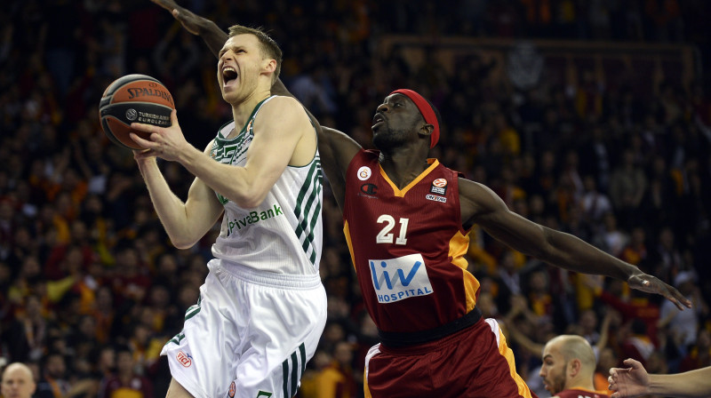 Martins Pocjus cīņā pret "Galatasaray" spēlētāju Popu Mensā-Bonsū
Foto: AFP/Scanpix