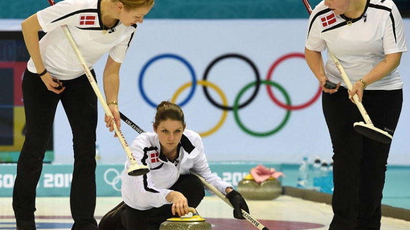 Dānijas kērlingistes beidzot izcīnīja pirmo uzvaru olimpiskajā turnīrā Sočos
Foto: AFP/Scanpix