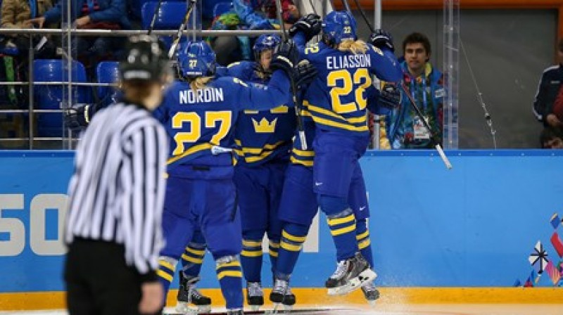 Zviedrijas hokejistes svin panākumu 
Foto: sochi2014.iihf.com
