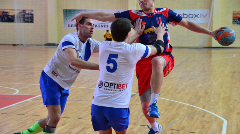 Aleksandrs Krastiņš (Tenax) ogrēniešu skavās
Foto: handbols-dobele.lv