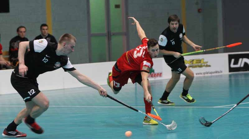 Rezultatīvais lielvārdietis Mikus Valpēters (vidū) - gluži kā daiļslidošanas sacensībās Sočos...
Foto: floorball.lv