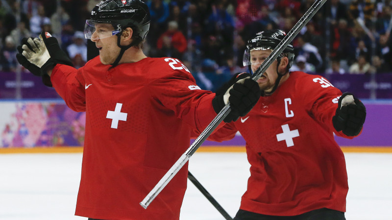 Klotenas "Flyers" uzbrucējs Simons Bodermans (priekšplānā) guva pirmos vārtus savā otrajā spēlē olimpiskajās spēlēs 
Foto: AP/Scanpix